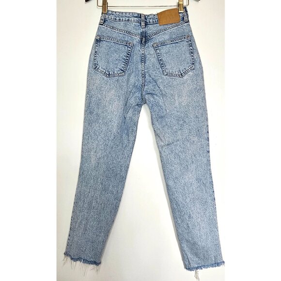 Divided H&M High Rise Button Fly Frayed Ankle Cropped Mom Jeans 2 Light Wash - Picture 2 of 9